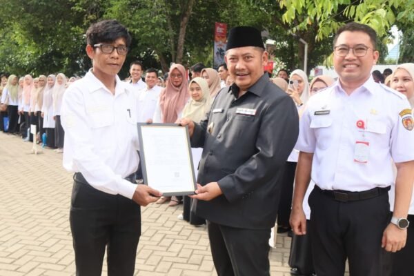 Judul Bupati HST serahkan Ratusan SK Kenaikan Gajih Berkala Guru PPPK